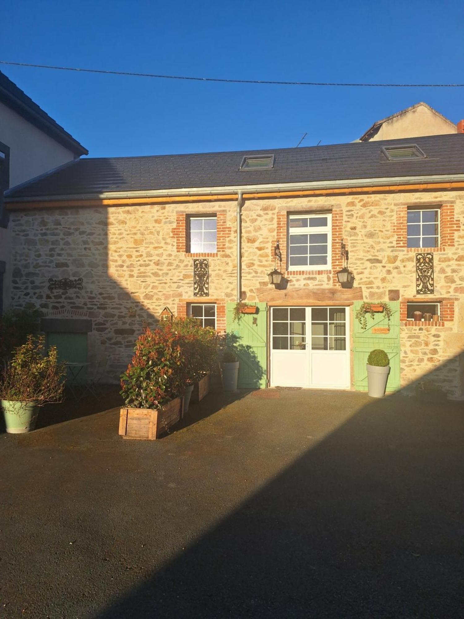 La Grenouille Amoureuse Menat Exterior photo